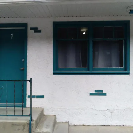 Appletree Inn Radium Hot Springs Exterior photo