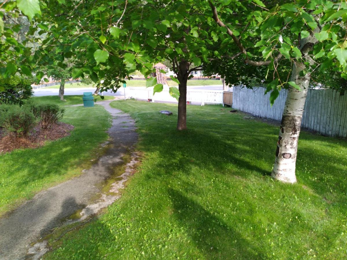 Appletree 2* Radium Hot Springs